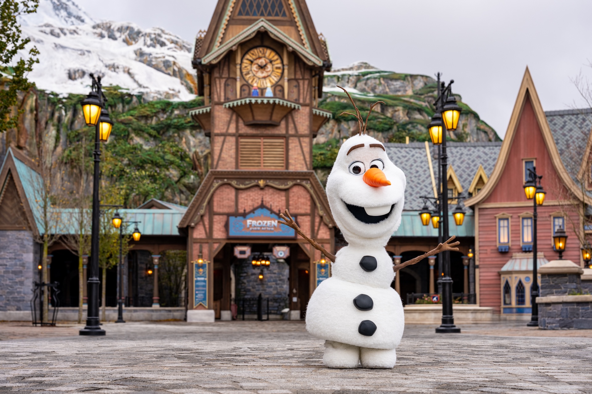 La màgia es fa realitat: així és l’Olaf, el nou robot animatrònic de Frozen que cobra vida a Disneyland Paris gràcies a la IA - On Anem Avui?
