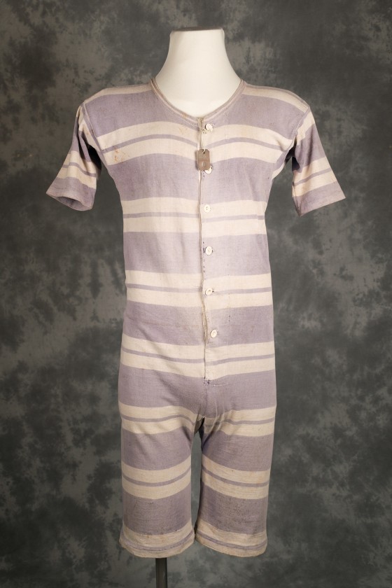 Vestit de bany a ratlles blanques i blaves (1910-1919)
