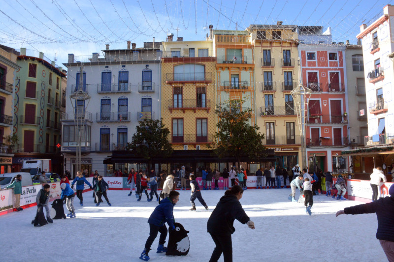 La pista de gel d’Olot torna a convertir-se en un dels grans reclams del Nadal - On Anem Avui?