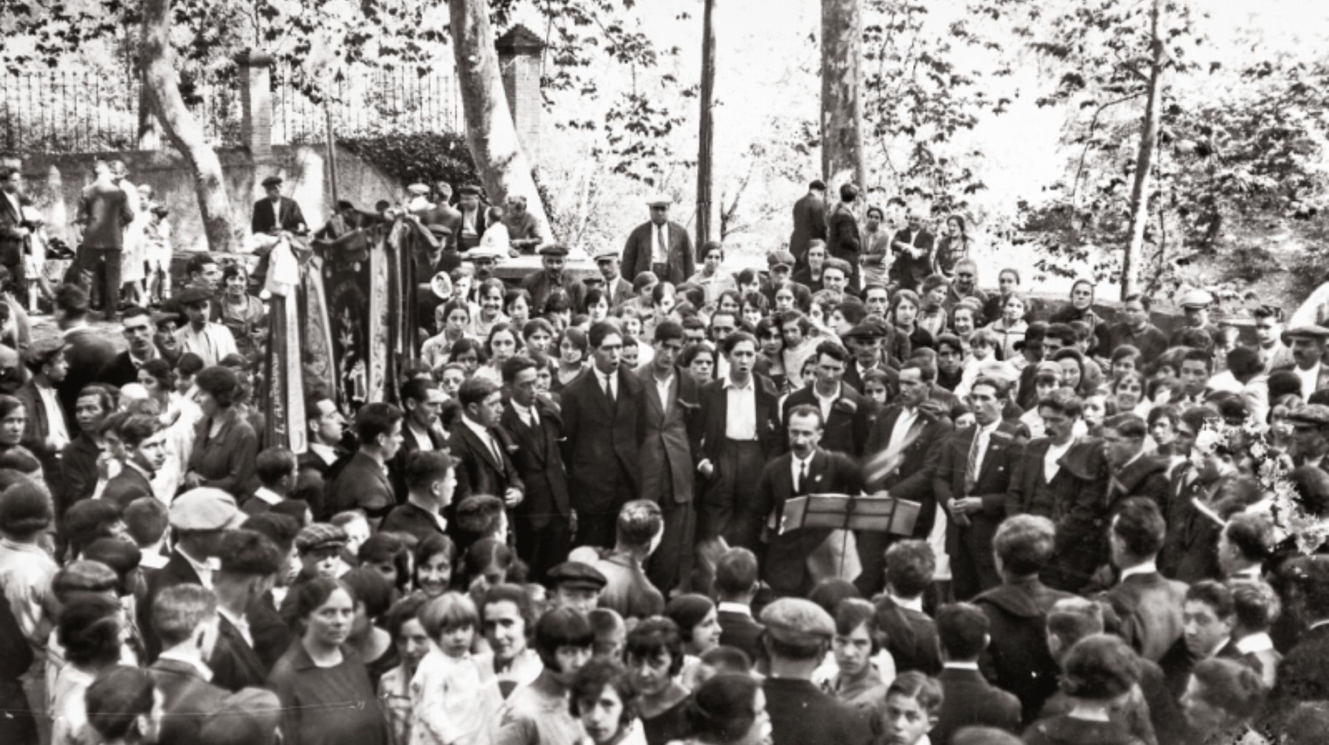 Cartell de La revolució a Olot (1936-1938)