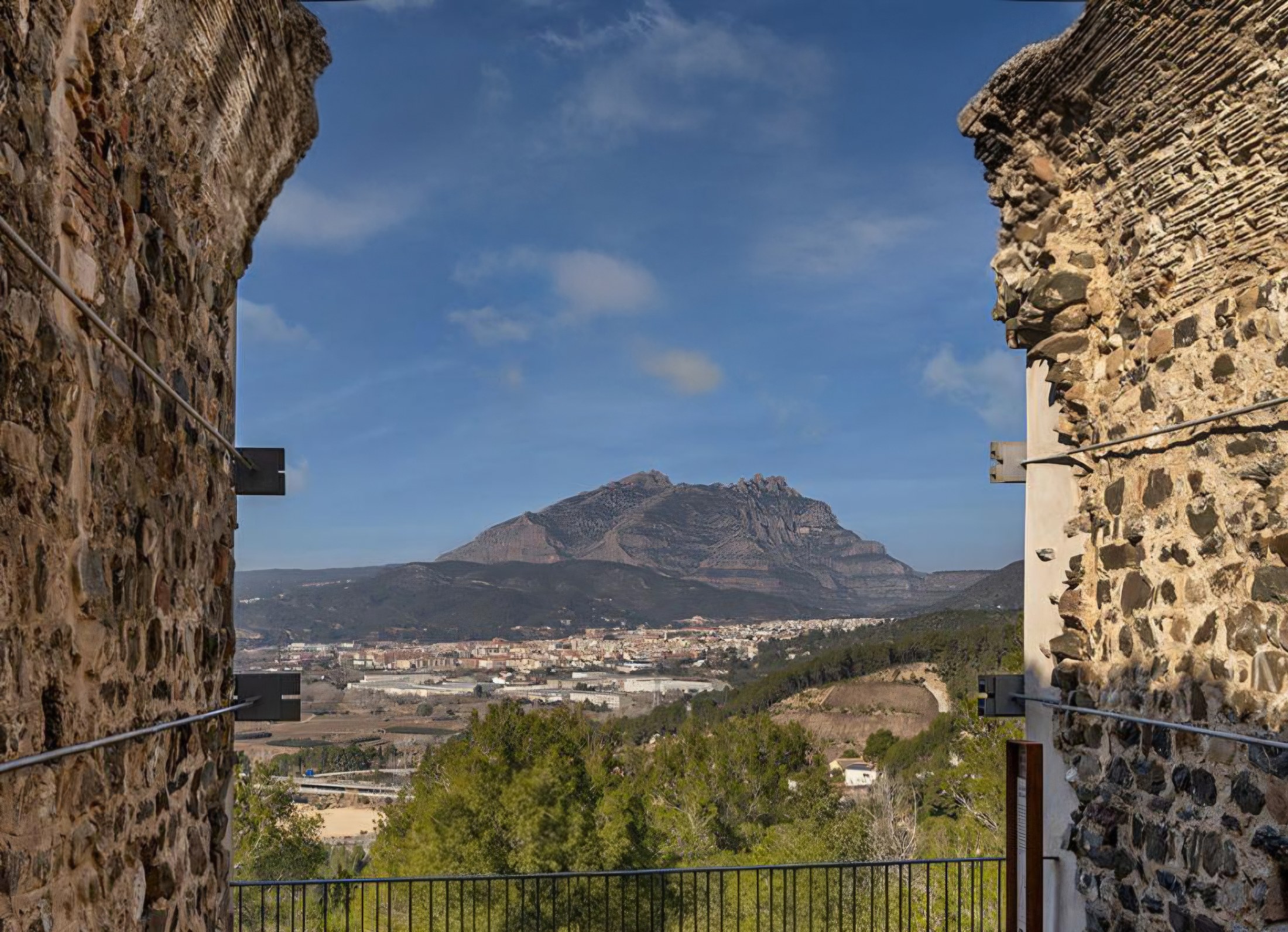 Castell de Voltrera i balcó de Montserrat, Abrera