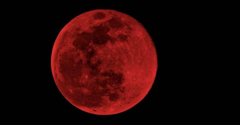Avui Diumenge Eclipsi total de Lluna: quan i com veure la “Lluna de sang” des de casa teu