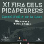 La **Fira dels Picapedrers de Castellfollit de la Roca** arriba a la seva 11a edició consolidada com una cita clau per preservar i donar visibilitat a un ofici històric profundament arrelat al municipi. Durant més d’una dècada, aquesta fira ha esdevingut un punt de trobada per reivindicar la importància de la pedra seca i el treball artesanal dels picapedrers, una tradició que forma part de la identitat de la Garrotxa. En un entorn únic com Castellfollit de la Roca, la jornada convida a redescobrir com s’ha treballat la pedra al llarg de generacions i a reflexionar sobre la necessitat de mantenir viu aquest llegat. Al llarg del diumenge, la Plaça Nova serà l’epicentre de les activitats, amb la mostra de treballs amb pedra seca a càrrec del Gremi de Margers de Catalunya, demostracions en directe amb el picapedrer Eduard Prada i un taller sobre biodiversitat liderat per Sandra Las Heras. Paral·lelament, la Plaça dels Gegants acollirà el mercat d’artesania i alimentació i un vermut musical amb el grup Batec de Veus, mentre que l’Església Vella serà l’escenari d’exposicions temàtiques i del concert final amb la Cobla Bisbal Jove. Tal com destaca l’alcalde Miquel Reverter, aquesta fira també vol posar el focus en el futur del sector, davant la manca de relleu generacional, i continuar impulsant una tradició que, any rere any, segueix construint història.